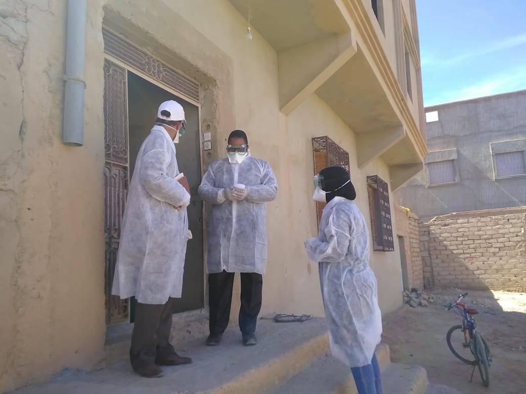 صورة بالصور..زيارة طاقم طبي لشخص اقليم الراشيدية كان على متطن طائرة المغربي المصاب بكورونا