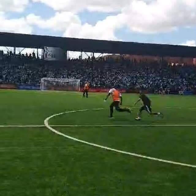 صورة مشجع مازيمبي يدخل لأرضية الملعب من اجل رمي السحر