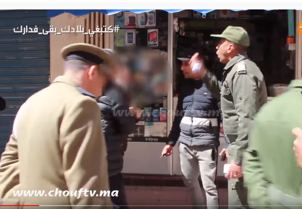صورة لحظة اعتقال أول زوجين خارجين بلا وثيقة..رفضو الانصياع لأوامر السلطات
