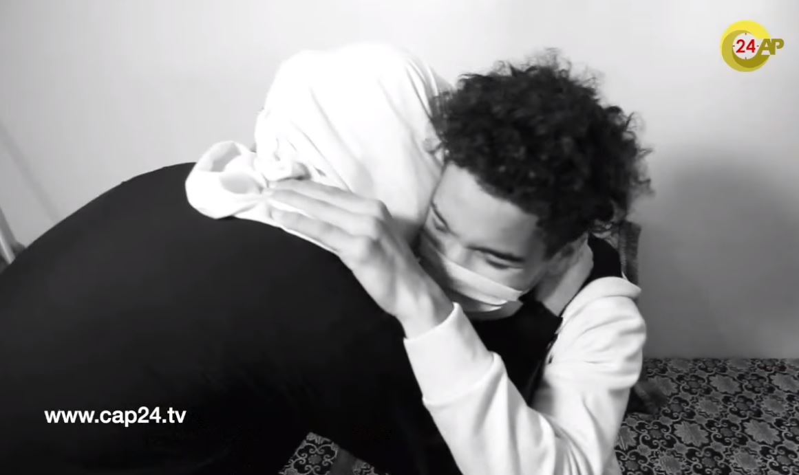 صورة أخيرا..عناق ودموع الفرح ديال حمزة  بعدما رجع لأمه هاربا من عذاب زوجة أبيه