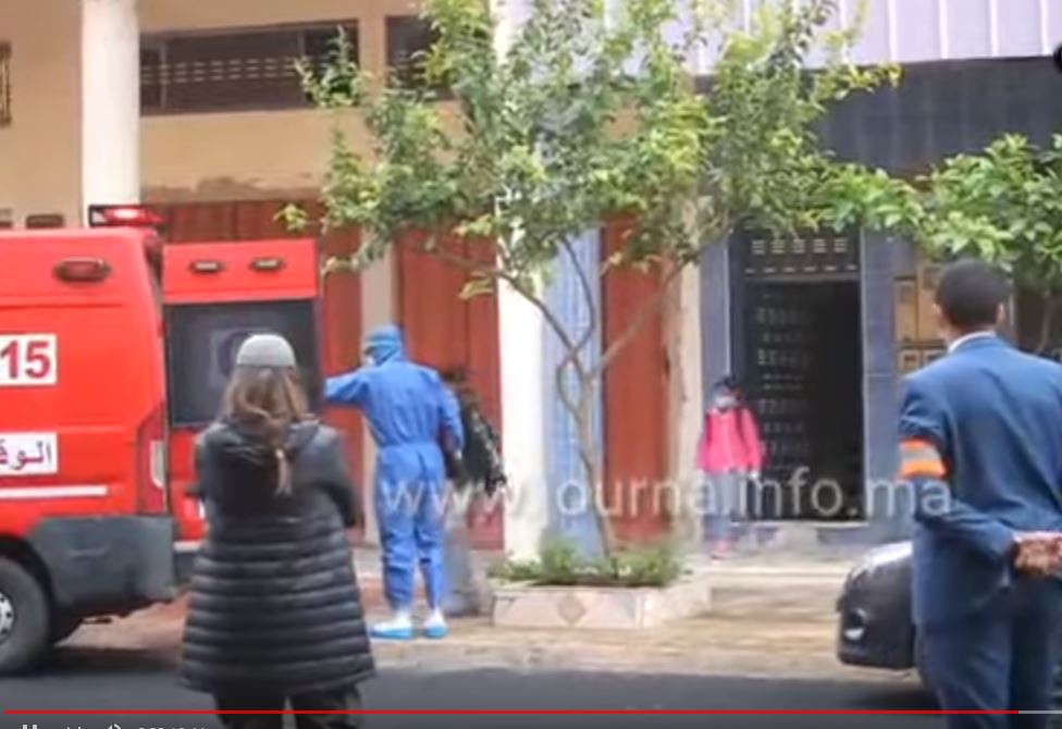 صورة لحظة نقل عائلة يشتبه في اصابتهم بكورونا بأحد أحياء المحمدية