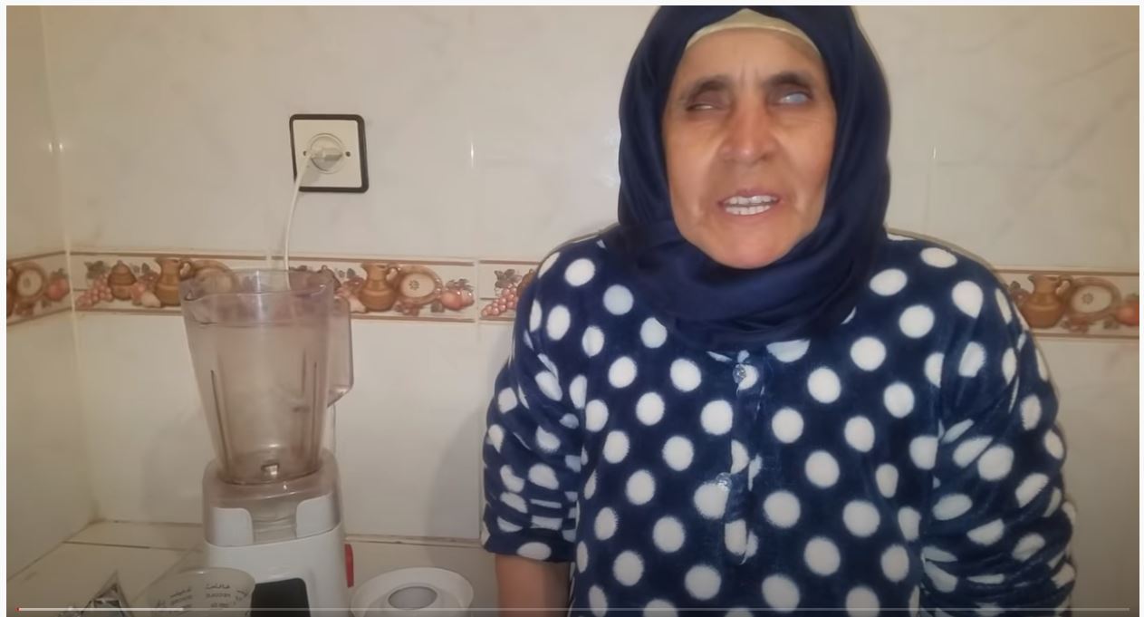 صورة فتيحة تهديكم كيكة بالبسكويت