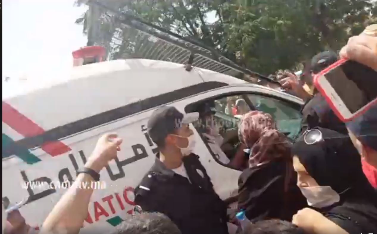 صورة شاهد ما يقع امام محكمة مكناس في قضية محاكمة الزروالي