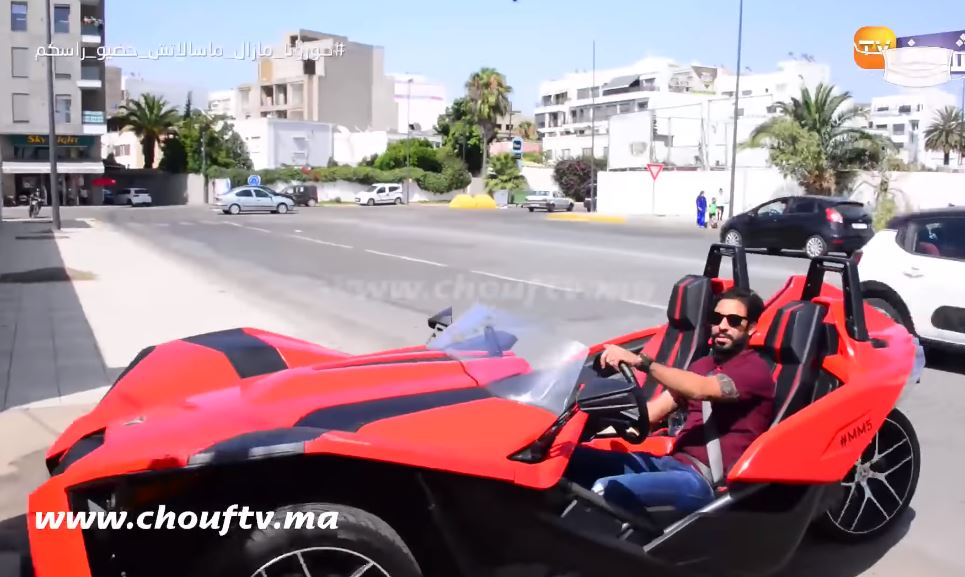 صورة محسن متولي وسيارته الصيفية الجديدة