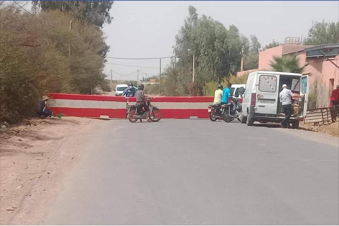 صورة المتاريس للي سدو بها الأحياء تنهي حياة شخص بمراكش