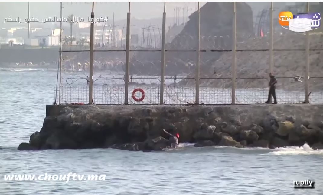 صورة مغربية حاركة من سبتة للمغرب “عومان” نقذوها من الموت البوليس ديال الحدود