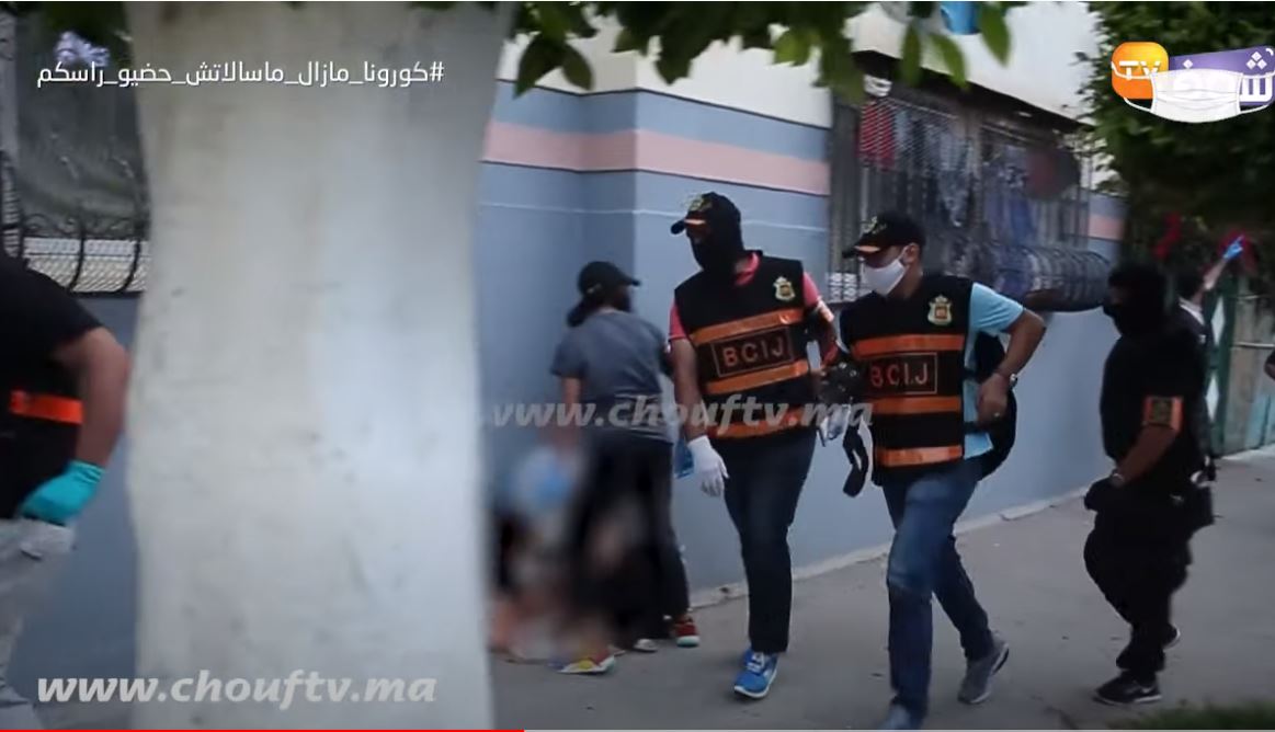 صورة عاجل..اول ردة فعل لزوجة الإرهابي بتمارة فاش داهمو المنزل