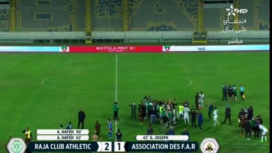 صورة بث مباشر..لحظة تسليم لفريق الرجاء درع البطولة رقم 12