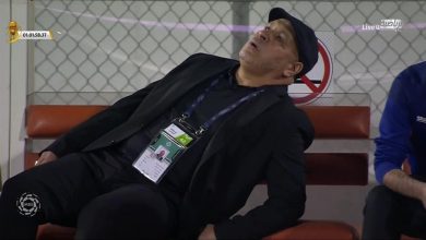 صورة لحظة تعرض مدرب ‎ضمك بن زكري لحالة إغماء أثناء مجريات مباراة ‎الشباب و ضمك في الدوري السعودي.