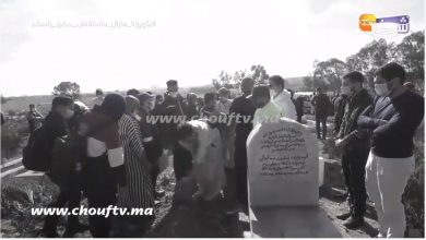 صورة الدكتور التازي لم يتمالك نفسه أمام قبر إبنه الذي يبلغ من العمر 21 سنة