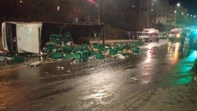 صورة بالصور ..انقلاب شاحنة محملة بالخمور بمدينة الرباط