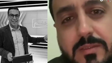 صورة رشيد العلالي تغلبه الدموع بعد وفاة زميله صلاح الدين الغماري