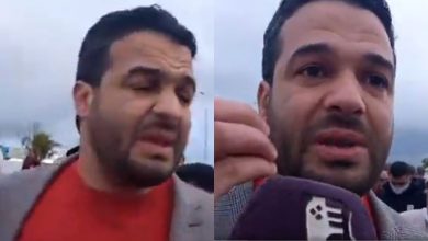 صورة لحظة خروج يوسف الزروالي من السجن وبكائه على أصدقائه السجناء