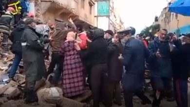 صورة انهيار منزل في الحي المحمدي والناس مازالا تحت الحجر