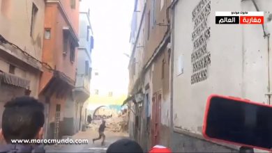 صورة مقدم تيدق على الناس في المنازل ديالهم باش اخرجو حيت غادي يطيحو