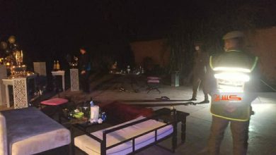 صورة لحظة مداهمة فيلا كانو فيها فنانيين مع فتيات بمراكش خارقين حالة الطوارئ