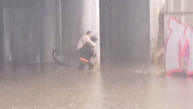 صورة برافو شاب صغير من الوقاية المدينة دار عمل بطولي ونقذ مسن من الغرق وسط شوارع كازا