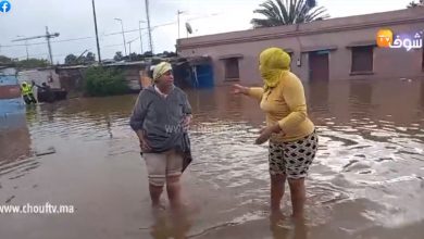 صورة مسنة حاصلة في فيضانات كازا وسط دارها