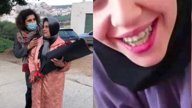 صورة خروج “هناء” من سجن تطوان والأم ديالها تعرضات ليها بالورود