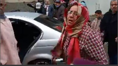 صورة صدمة العائلة وأم احد ضحايا الكوديم بعدما عرفات ان الولد ديالها دار حادثة