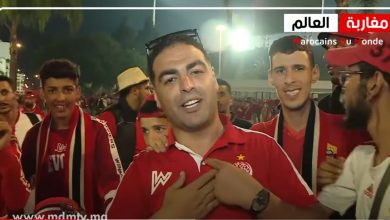 صورة الجماهير الودادية فرحانة بمعادلة رقم الرجاء بــ 3 ديال العصبات