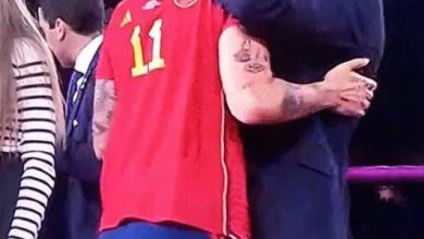 صورة قبلة المونديال تثير غضب الإسبان ومطالبات بإقالة رئيس الإتحاد الإسباني لكرة القدم