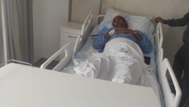 صورة حادث سير يتسبب في إصابة الفنان المسرحي هشام الدبالي بكسور في رجليه ويستعد لإجراء عملية جراحية