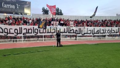 صورة جماهير حسنية أكادير تحتج: تجاهل الإدارة للمطالب وإخلاف الوعود على ملعب سانية الرمل”