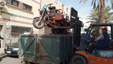 صورة تحرير الملك العمومي بأكادير حملة واسعة لإزالة السيارات والدراجات المهجورة بقيادة السيد هشام الصيدي