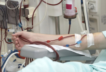 صورة مرضى القصور الكلوي بأكادير يتهمون فدرالية الجمعيات بحرمانهم من الدعم ويطالبون بإلغاء الشراكة .
